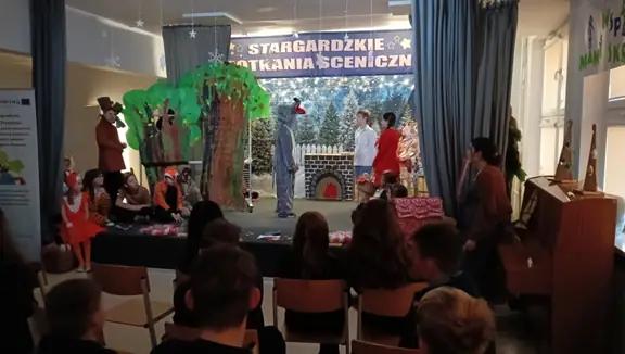 Występ klasy 4b na scenie