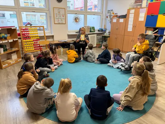 bibliotekarka-opowiada-uczniom-z-kl--1c-o-a-a--milne-i-przedstawia-ksiazki-ktore-napisal--jpg