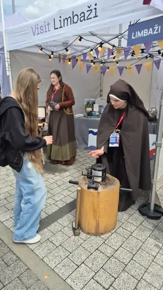 Uczennica zwiedza stoiska wystawców Hanzy