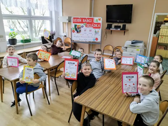 Uczniowie kl. Ib prezentują dyplomy dla babć i dziadków.