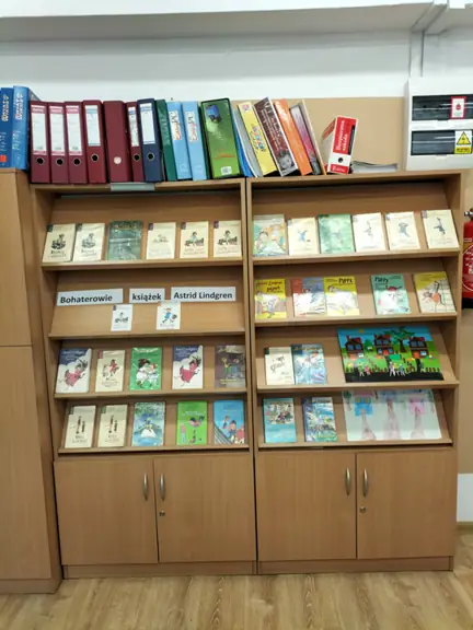 wystawa-ksiazek-astrid-lindgren-w-szkolnej-czytelni--jpg