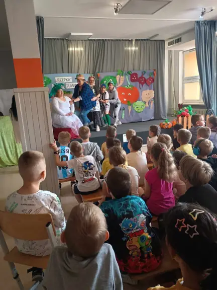 Sala pełna widzów- uczniów i nauczycieli