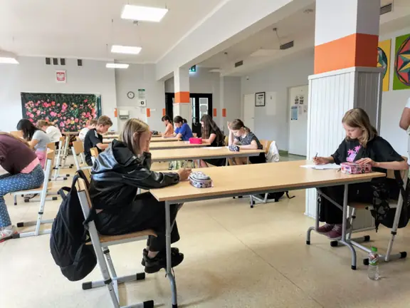 Uczniowie klas IV i V wykonują ćwiczenia frazeologiczne.