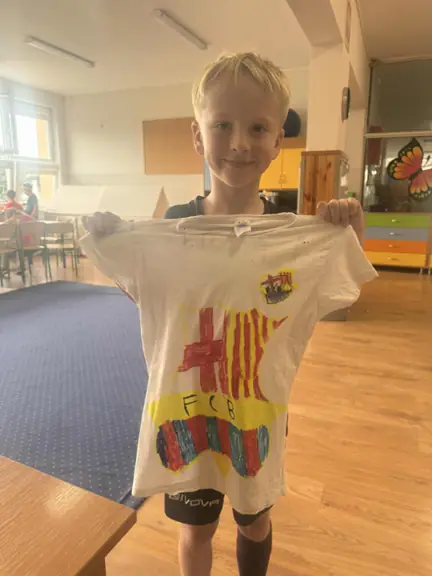 Uczeń prezentuje projekt swojej koszulki piłkarskiej