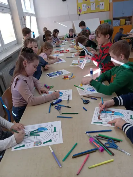 uczniowie-malujacy-przebisniegi-jpeg
