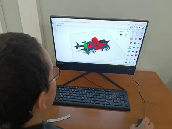 uczeń tworzy projekt 3D samochodu w Tinkercad