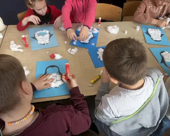 uczniowie-rozwijaja-wyobraznie-tworzac-zimowe-kompozycje-z-roznych-materialow--jpg