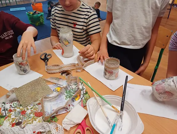 uczniowie wybierają dowolne elementy dekoracyjne