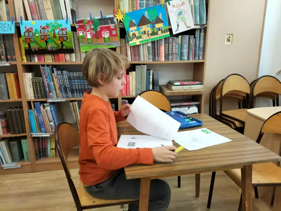 uczen-z-kl--3a-wykonuje-zadania-konkursowe-2-jpg