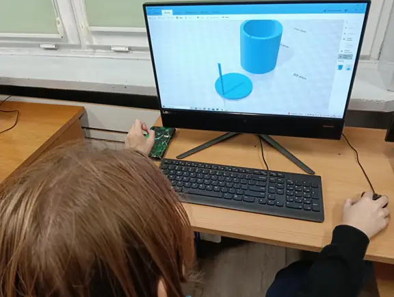 uczennica wykonuje projekt 3D biurkowej śmietniczki