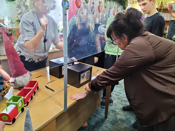 wychowawczyni-kl--8a-przymierza-sie-do-otwarcia-sejfu--jpg