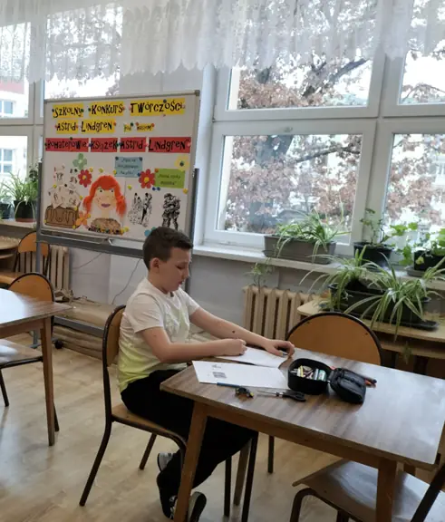 uczen-z-kl--3a-wykonuje-zadania-konkursowe--jpg