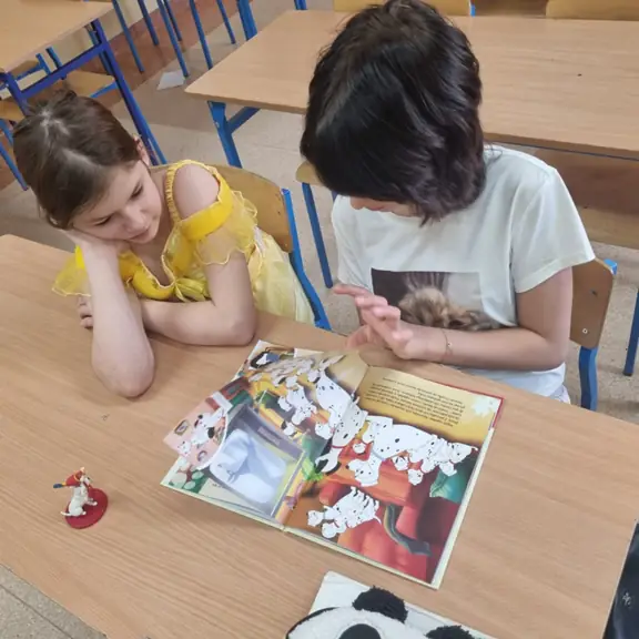 Uczennice z kl. IVa czytają bajkę.