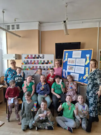 Uczniowie z kl. IIb prezentują swoje kolorowe skarpetki.