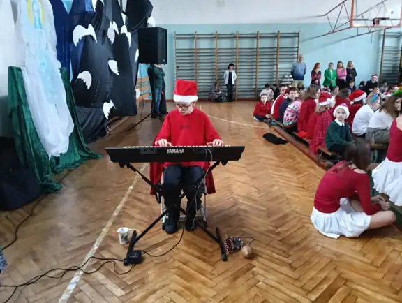 uczeń gra na keybordzie kolędę