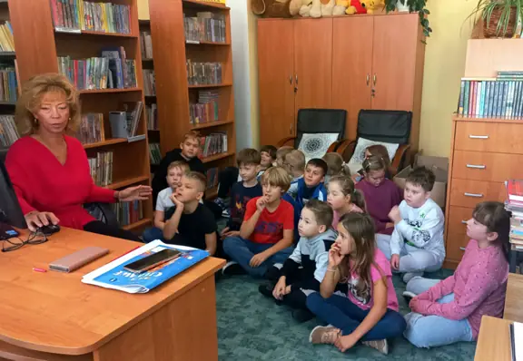 Uczniowie z kl. II a słuchają wierszy Jana Brzechwy i oglądają ich animacje.