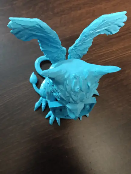 wydrukowany-model-3d-duzego-gryfika-z-tarcza-szkoly-widok-z-gory-jpg