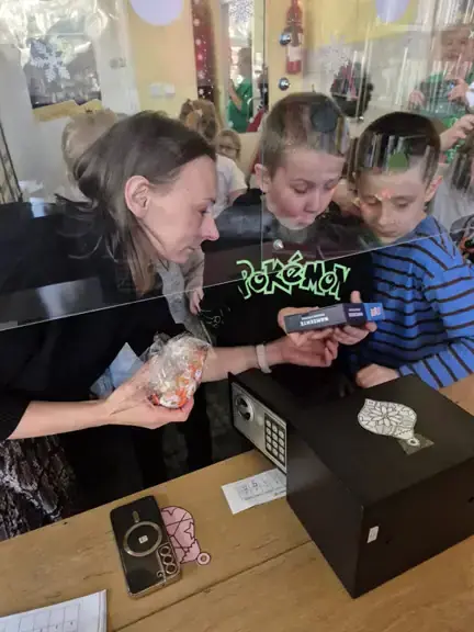 wychowawczyni-kl--ia-pokazuje-dzieciom-zawartosc-sejfu--jpg