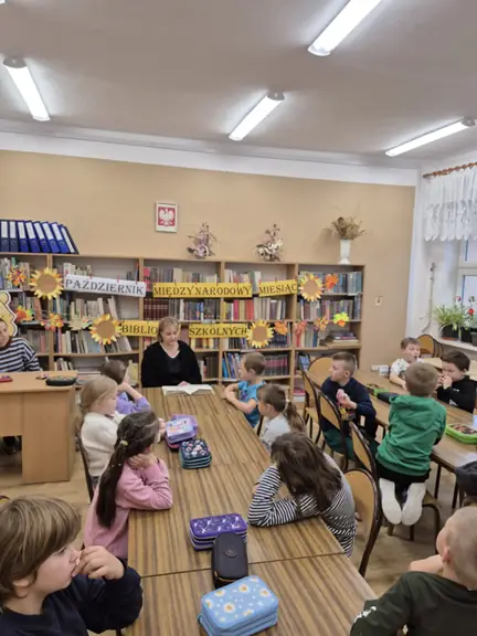 Wychowawczyni kl. IIa czyta dzieciom wiersze J. Brzechwy.