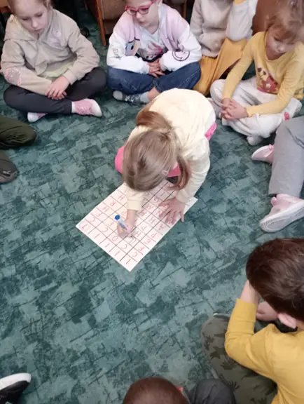 Uczennica z kl. Ia zaznacza na diagramie literkę, która różni się od innych.