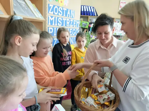 Jury wręcza dzieciom nagrody i dyplomy.