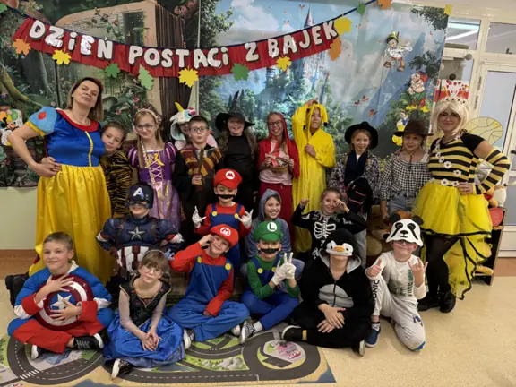 Dzień Postaci z Bajek - pamiątkowe zdjęcie klasy IIIb.