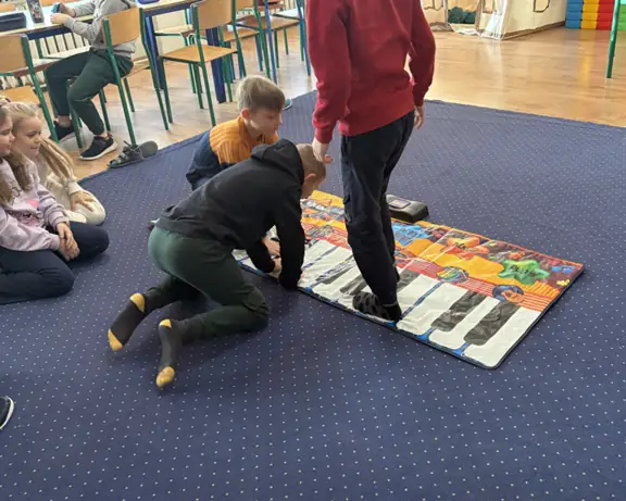 uczniowie-odkrywaja-dzwieki-skrywajace-sie-pod-klawiszami-jpeg