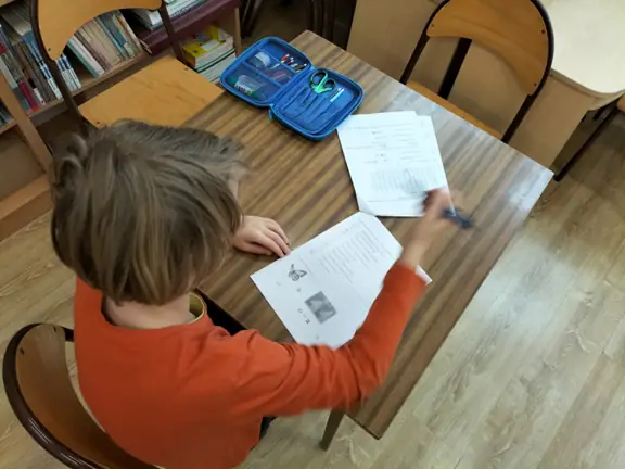 uczen-z-kl--3a-uklada-wydarzenia-z-ksiazki-pippi-na-poldniowym-pacyfiku-w-kolejnosci--jpg