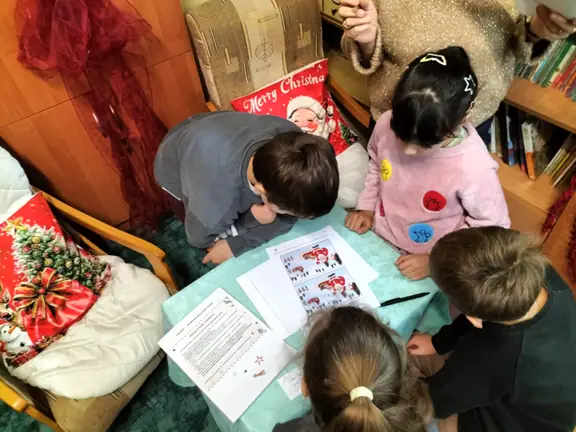 dzieci-z-grupy-nr-1-z-kl--iic-szukaja-roznic-w-obrazkach--jpg