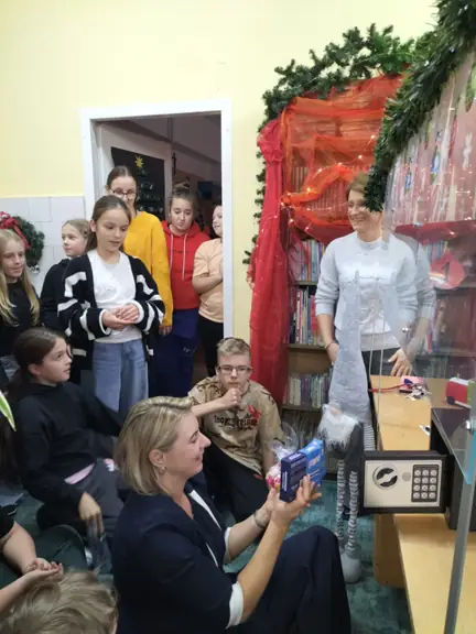 klasa-5a-wydobyla-z-sejfu-swoje-prezenty--jpg