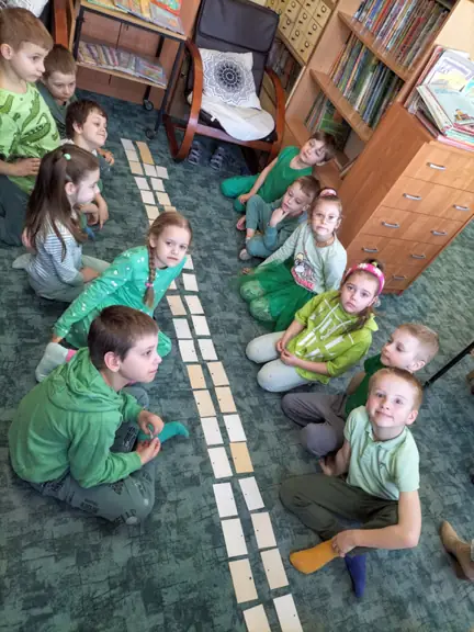 Dzieci z kl. Ib ułożyły symboliczne chromosomy w pary.