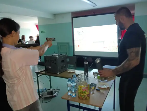 Festyn Bezpieczeństwa w SP nr 7 - ćwiczenia strzeleckie naszych uczniów klas ósmych - zdj12