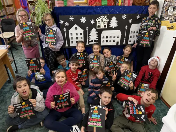 uczniowie-z-kl--3b-prezentuja-swoje-choinki--jpeg