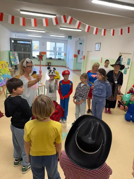 Dzieci odgadują tytuł bajki po wylosowaniu rekwizytu.