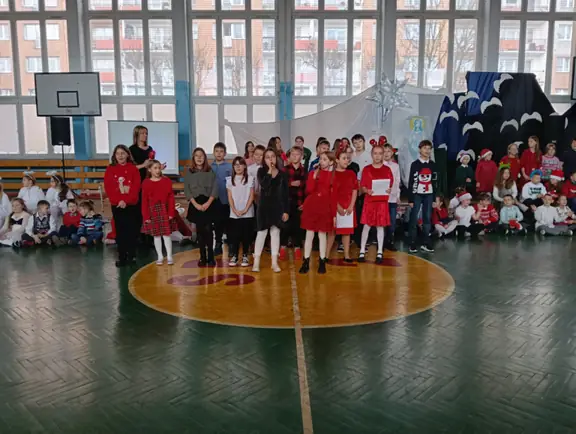 uczniowie śpiewają kolędę