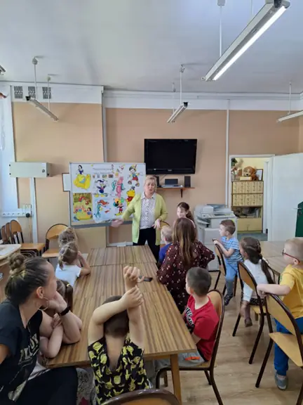 Pani bibliotekarka rozmawia z dziećmi na temat bohaterów najpopularniejszych bajek.