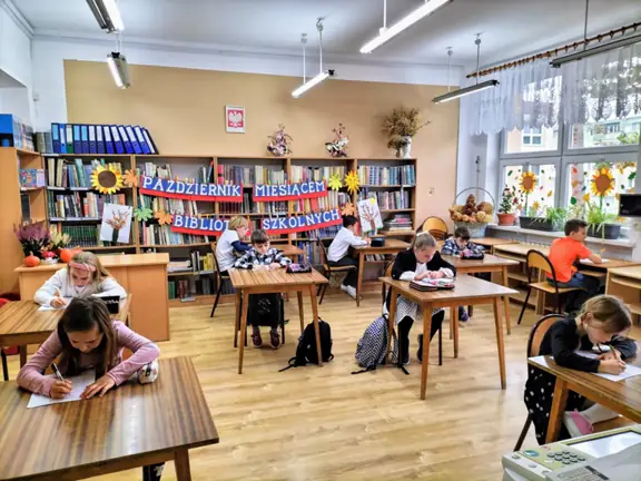 Uczniowie wykonują zadania konkursowe.