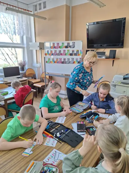 Uczniowie kl. IIb kolorują skarpetki.
