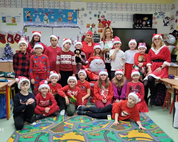 Uczniowie z kl. IIa pozują do zdjęcia razem z wychowawczyniami i p. bibliotekarkami.