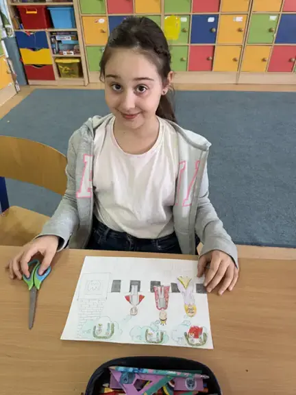 Uczennica kl. IIb wykonuje ilustrację do przeczytanej bajki.