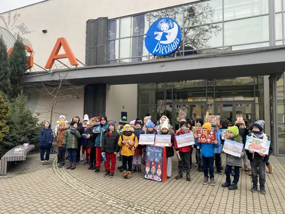 Uczniowie klas pierwszych przed Teatrem Lalek Pleciuga w Szczecinie