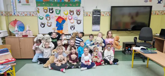 Uczniowie kl. Ia prezentują swoje misie.