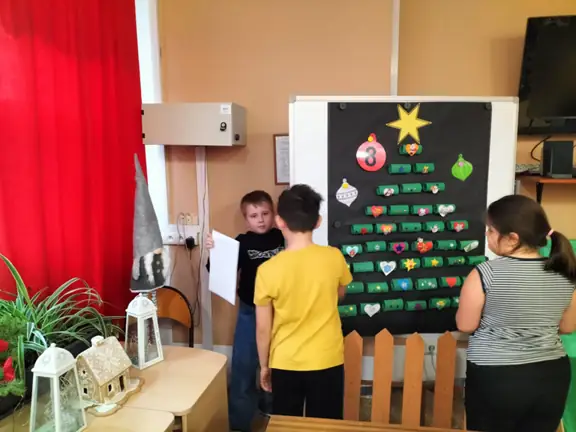 uczniowie-z-grupy-3-z-kl--iva-znalezli-ukryta-biala-koperte-z-zadaniem--jpg