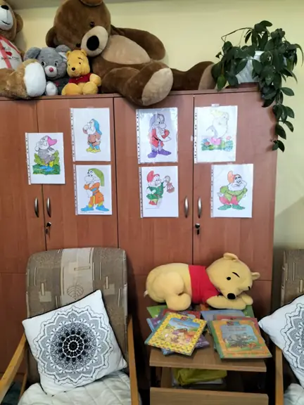 wystawa-krasnoludkow-z-basni-krolewna-sniezka-i-siedmiu-krasnoludkow--jpg