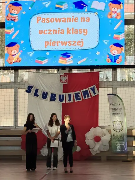 uczennice prowadzące uroczystość