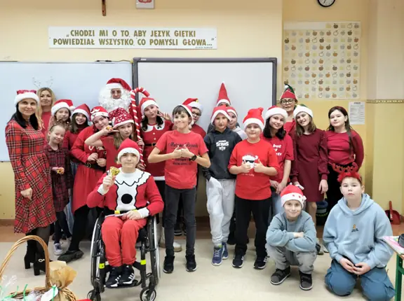 Pamiątkowe zdjęcie kl. IVb z Mikołajem.