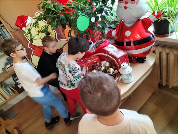 uczniowie-z-kl--iib-szukaja-koperty-z-zadaniem--jpg