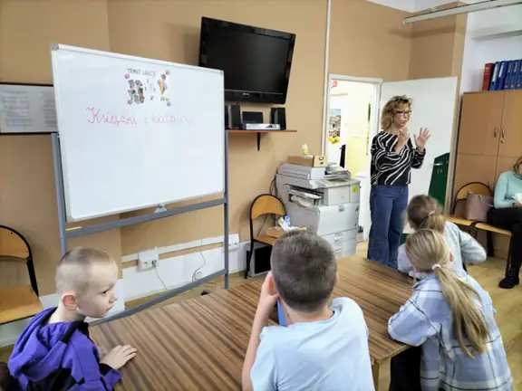 Pani bibliotekarka wyjasnia dzieciom pojęcia związane z kartą katalogową.