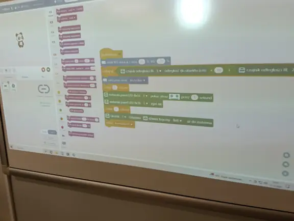 program w mBlock dla robota kołowego CyberPi realizujący wykrywanie przeszkody