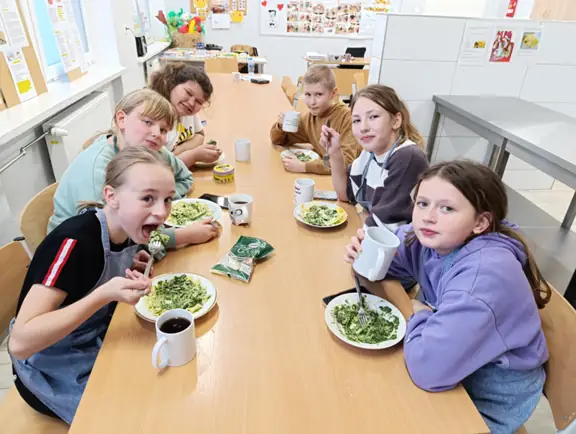 uczniowie przy pracy w kuchni